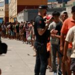 Les raisons économiques et sociales qui incitent les jeunes Marocains à émigrer.