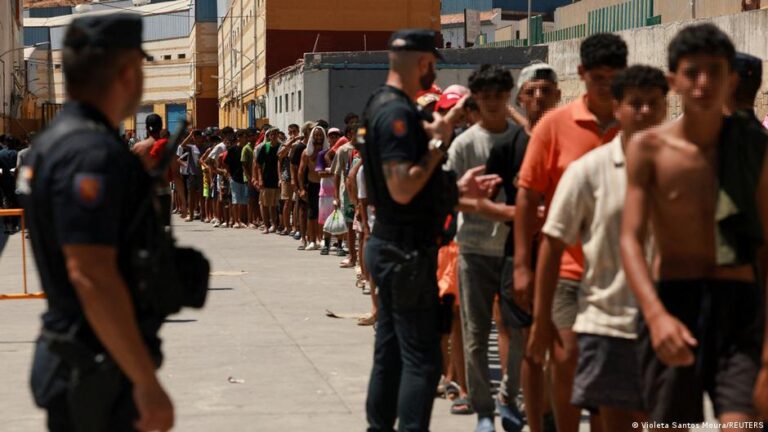 Les raisons économiques et sociales qui incitent les jeunes Marocains à émigrer.