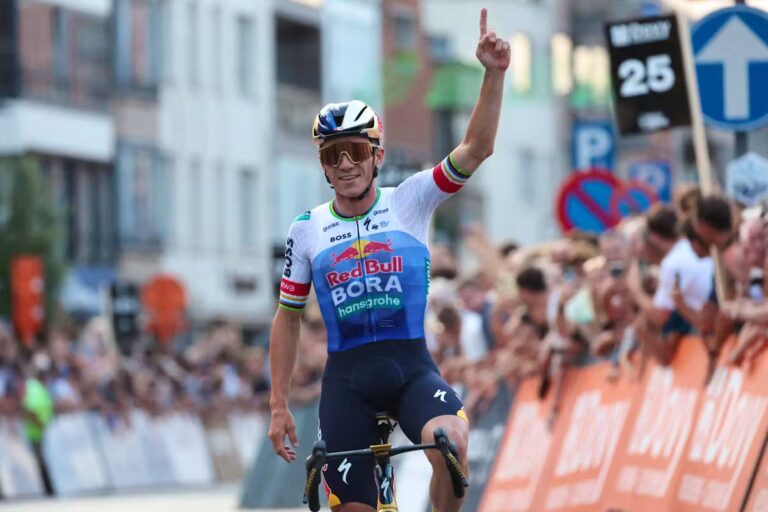Remco Evenepoel remporte la Clasica San Sebastian pour la quatrième fois consécutive.