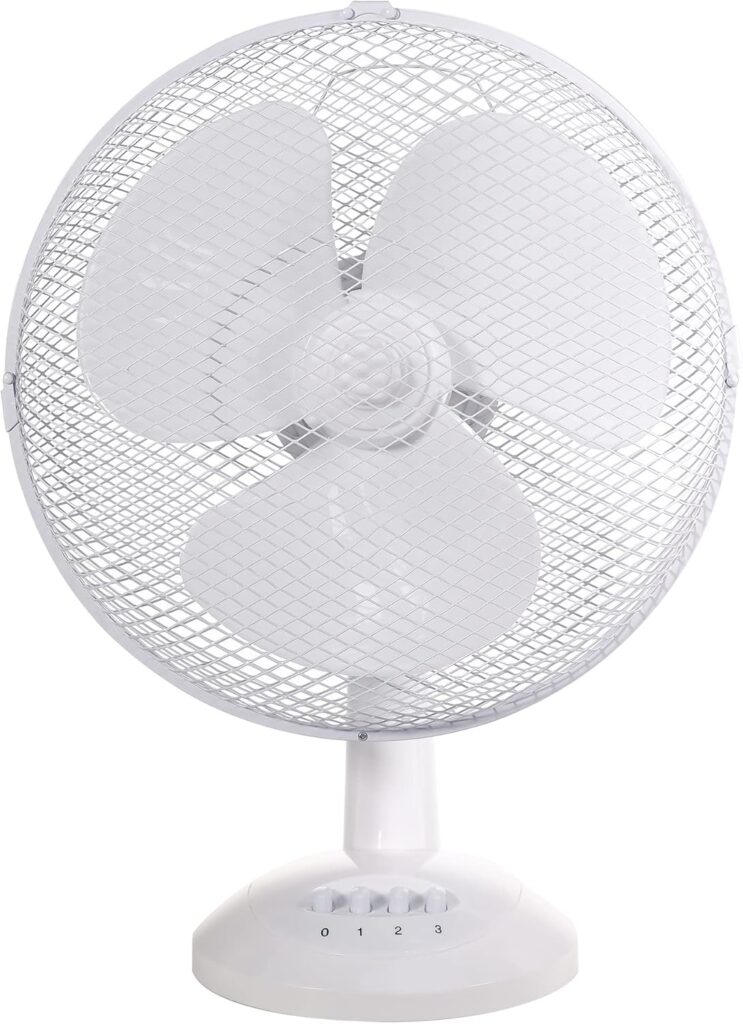 Russell Hobbs présente un ventilateur de bureau portable silencieux à trois vitesses pour un flux d’air optimal.