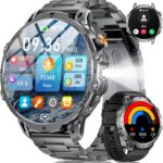 Smartwatch étanche IP68 avec écran HD de 1,85 pouce et 130 modes sportifs disponibles.