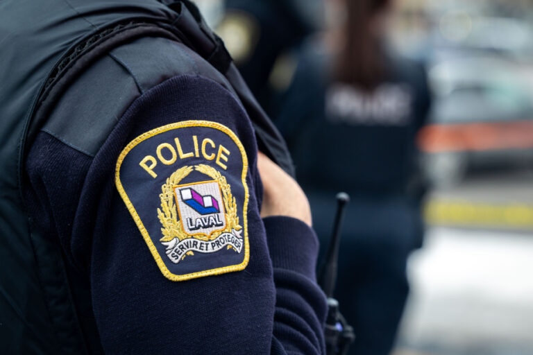 Un jeune de 16 ans blessé par balle près d’un centre commercial à Laval