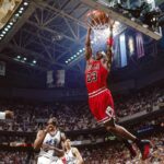 Un maillot de Michael Jordan pourrait atteindre un prix record aux enchères.
