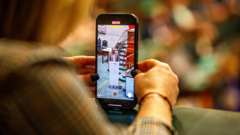 Les parlementaires français se filment pour partager leurs actions sur les réseaux sociaux