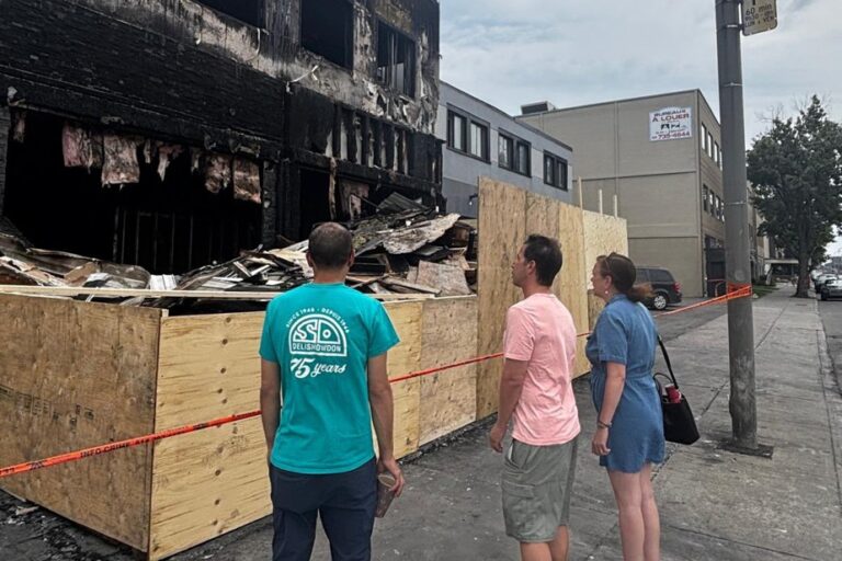 Le SPVM enquête sur un incendie ayant détruit un restaurant casher à Notre-Dame-de-Grâce.