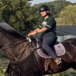 Lucie, 23 ans, se consacre à une carrière équestre en France.