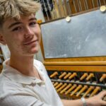 Eliott Housieaux, jeune carillonneur de 16 ans, se distingue à Lecelles par son talent.