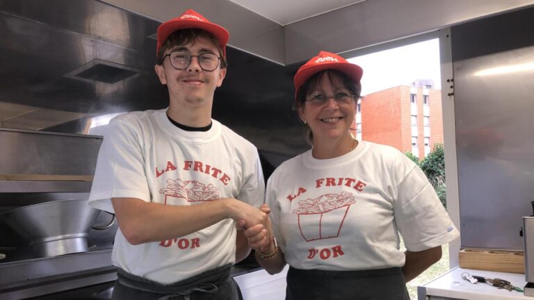 Max, 20 ans, reprend la friterie historique « La Frite d’Or » à la gestion familiale.