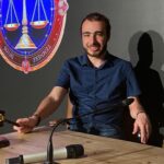 Nathan, 17 ans, participe à un procès fictif en tant que juré dans un projet éducatif.