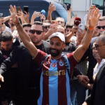 Mohamed Salah rejoint Trabzon, un transfert inattendu pour le club turc.