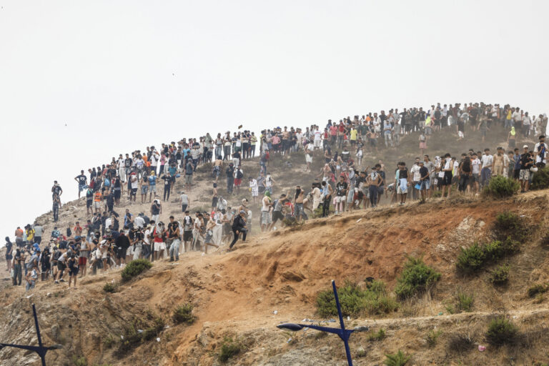 Plus de 60.000 migrants entrent illégalement à Ceuta, l’Italie suspend la libre circulation avec l’Espagne.