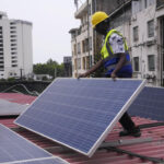 L’énergie solaire en Afrique : une croissance incontrôlée face aux défis étatiques.