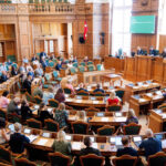 Groenland : le Parlement danois approuve l’indemnisation des femmes stérilisées sans consentement.