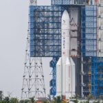 Mauvais temps retarde le lancement de la mission Chang’e 7 de la Chine vers le pôle sud lunaire.