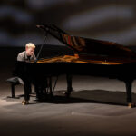 Alexander Malofeev se produit au Festival de La Roque-d’Anthéron, piano en main.