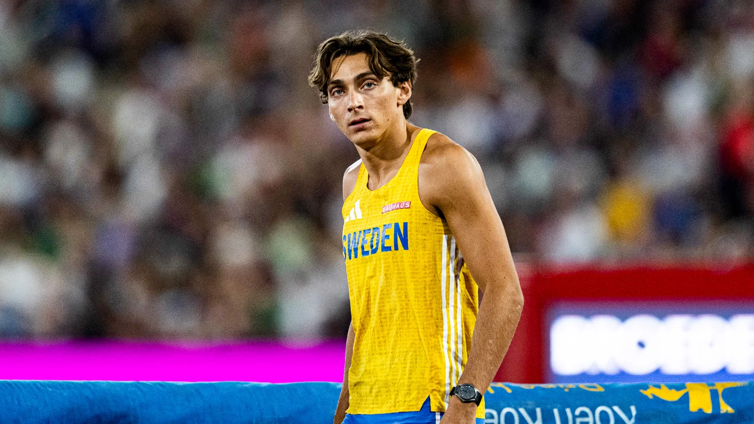 Athlétisme : Armand Duplantis se retire du meeting de Bruxelles pour des raisons non spécifiées.