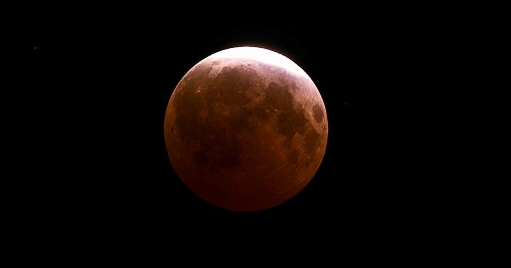 Éclipse de Lune du 28 août : des images fascinantes capturées par des astronomes.