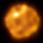 Bételgeuse observée avec une surface bouillonnante et une anomalie intrigante pour les astronomes.