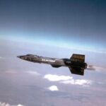 X-15 établit un nouveau record mondial d’altitude pour les vols spatiaux américains.