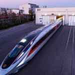 La Chine dévoile le CR450, train commercial le plus rapide, surpassant le TGV.