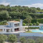 Visite d&rsquo;une villa d&rsquo;exception à Nice avec vue mer, piscine et salle de sport.