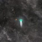 Une comète multiplie son éclat par 20 000, suscitant l’intérêt des astronomes internationaux.