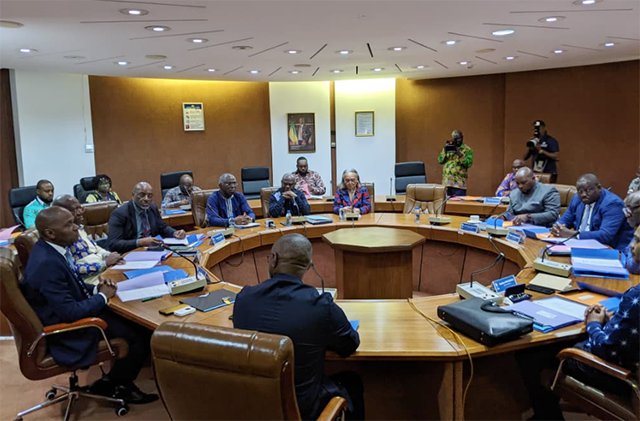 Gouvernement gabonais présente les comptes de la SEEG pour justifier la scission des services publics