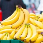 L’État réduit le prix de la banane de 850 à 420 DA/kg pour stabiliser le marché.