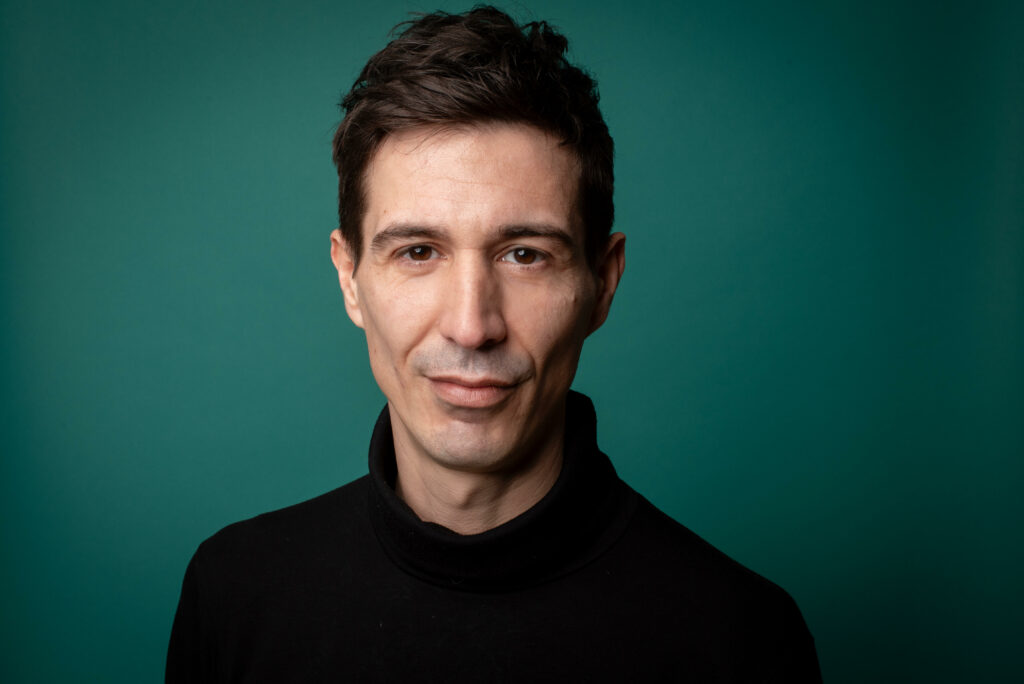 « David Lopez explore les défis d’une génération en quête de réussite dans « Demi-Lune au soleil » »