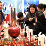 La classe moyenne chinoise abandonne les sacs à main de luxe au profit de produits de beauté.