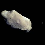 Galileo survole l’astéroïde Ida et découvre une lune de petite taille.