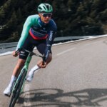 Emilien Jacquelin débute sa carrière professionnelle en cyclisme avec un pari audacieux.