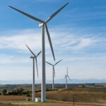 TotalEnergies acquiert les activités renouvelables terrestres de Shell en Europe pour 1,8 milliard d’euros.