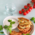 Galettes de courgettes à la feta : un apéritif traditionnel grec à découvrir.