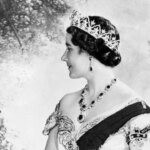Cecil Beaton photographie la reine mère, marquant une audace novatrice dans la royauté.