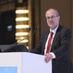 Hans Kluge prend la direction de l’OMS pour renforcer la réponse mondiale aux crises sanitaires.