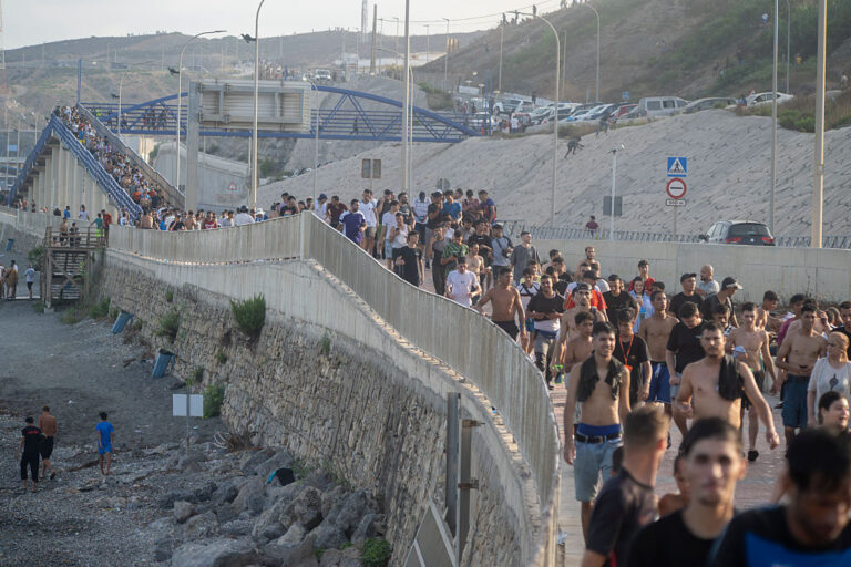 Crise migratoire à Ceuta : l’Espagne renforce ses mesures face à la pression sur Schengen