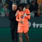 Hansi Flick évoque l’incertitude sur l’avenir de Jules Koundé au Barça.
