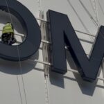 Marseille : Les cordistes dévoilent le nouveau naming du Vélodrome à 50 mètres de hauteur.