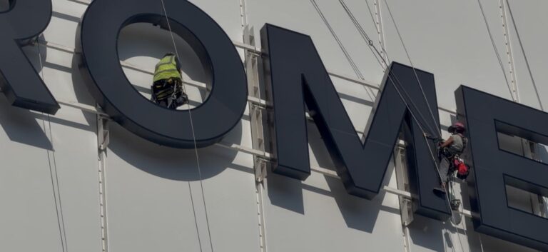 Marseille : Les cordistes dévoilent le nouveau naming du Vélodrome à 50 mètres de hauteur.