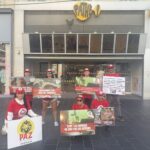PAZ manifeste contre la captivité de la panthère Ranny devant le Pathé Massena.