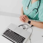 Infirmière dans un hôpital public réduit son temps de travail à trois jours par semaine avec un salaire supérieur à 2 000 euros.