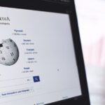 L’IA remet en question la pérennité de Wikipédia face à une encyclopédie en ligne en mutation.