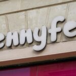 La marque de prêt-à-porter Jennyfer fait son retour dans les magasins du groupe Beaumanoir.