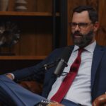 Joel Webbon analyse les théories du complot sur la pandémie et leur propagation en ligne.