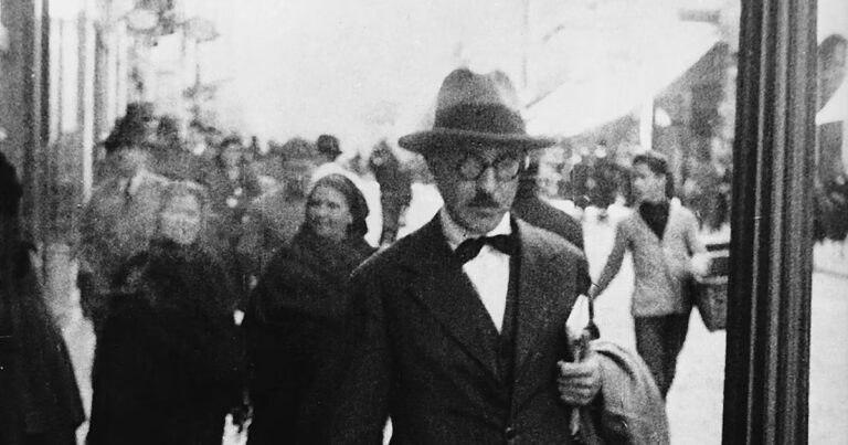 Fernando Pessoa : alcool, solitude et doubles fictifs dans son œuvre littéraire.