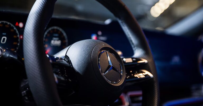 Mercedes confrontée aux tensions entre les États-Unis et la Chine dans le secteur automobile.