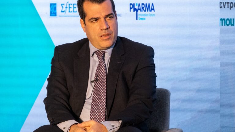 Le ministre grec des Migrations exprime son admiration pour le président Trump.