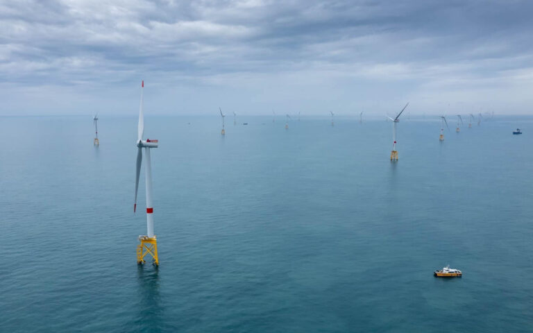 Appel à projets pour renforcer la sécurité des parcs éoliens en mer en France.