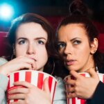 Les films d’horreur séduisent un public féminin, révélant un phénomène sociologique.